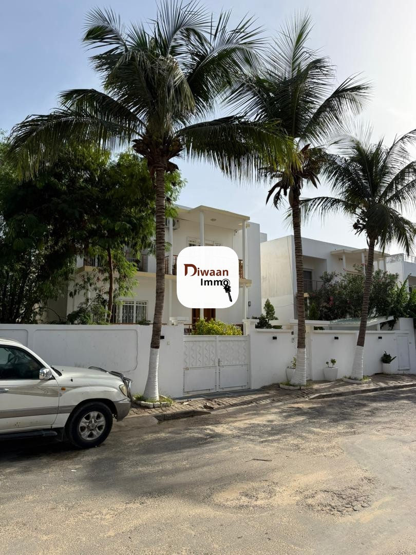 Villa 350M2 a vendre a la cité siprès 2 Mermoz