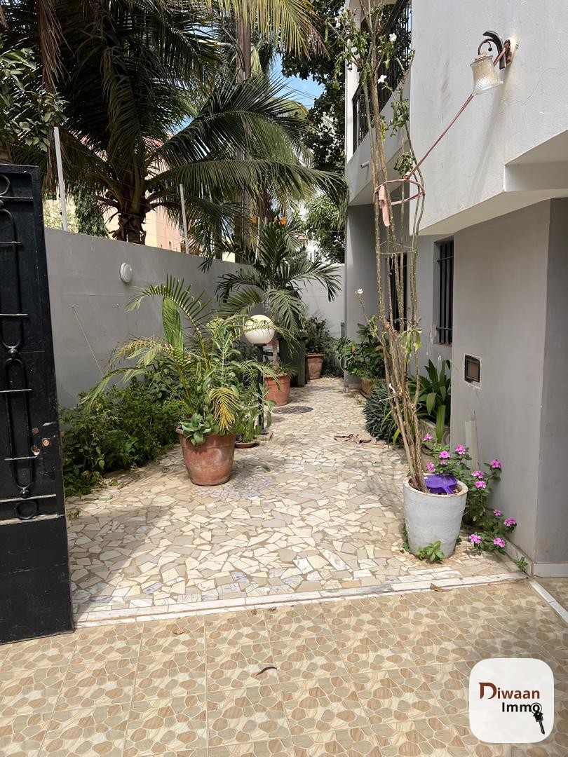 Villa à louer aux Almadies avec 8 chambres et 2 salons. - Image 2