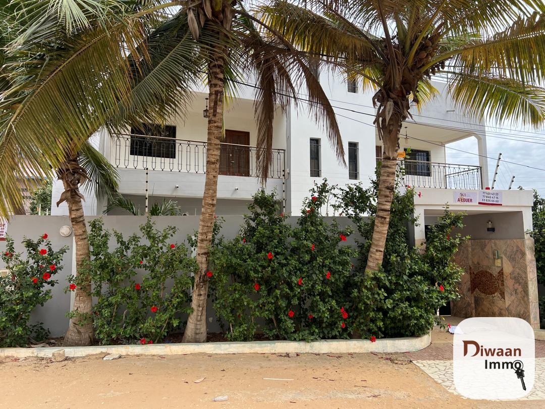 Villa à louer aux Almadies avec 8 chambres et 2 salons.