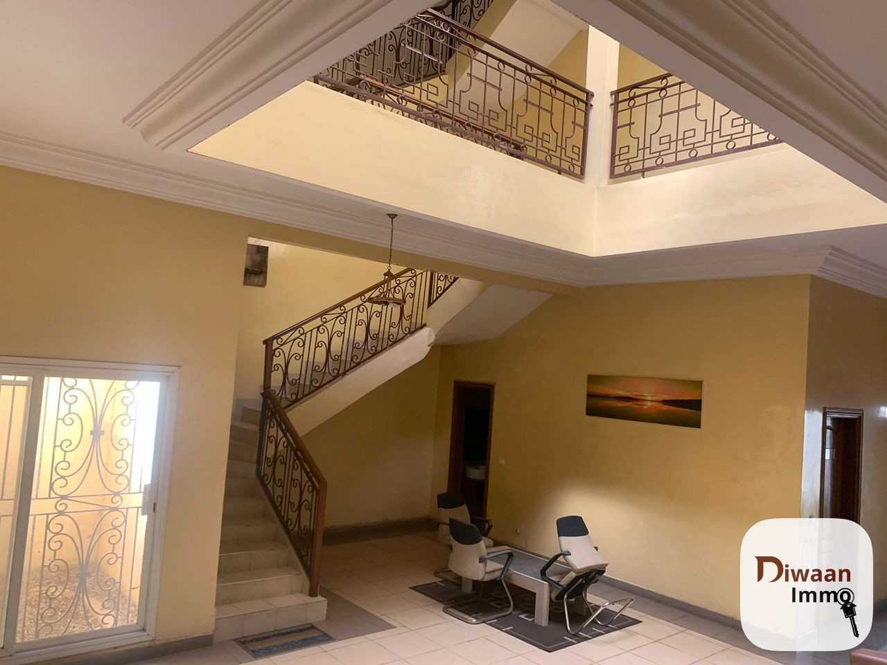 Villa R+1 à louer sur la route principale des Almadies. - Image 8