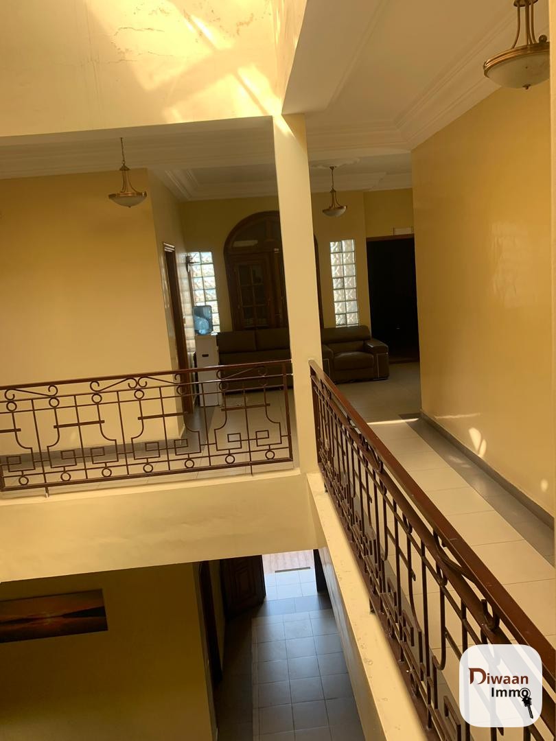 Villa R+1 à louer sur la route principale des Almadies. - Image 10