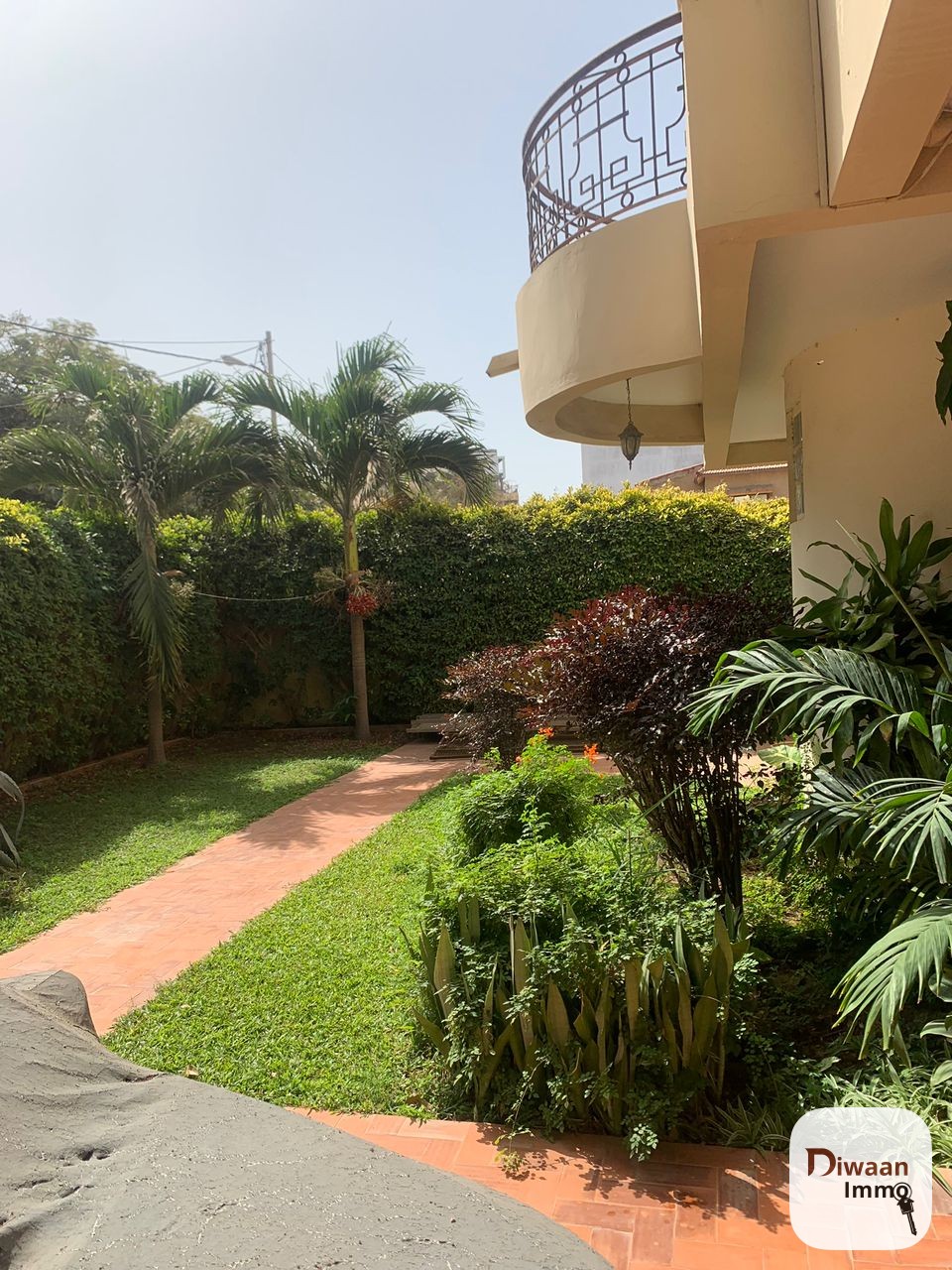 Villa R+1 à louer sur la route principale des Almadies.